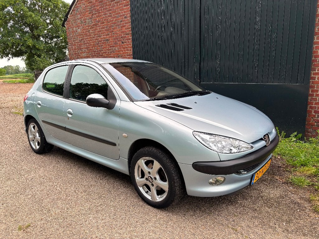 Peugeot 206 1.4 16V XT / Airco / trekhaak / 5 deurs / APK, Auto's, Peugeot, Voorwielaandrijving, Stof, 1360 cc, 31 €/maand
