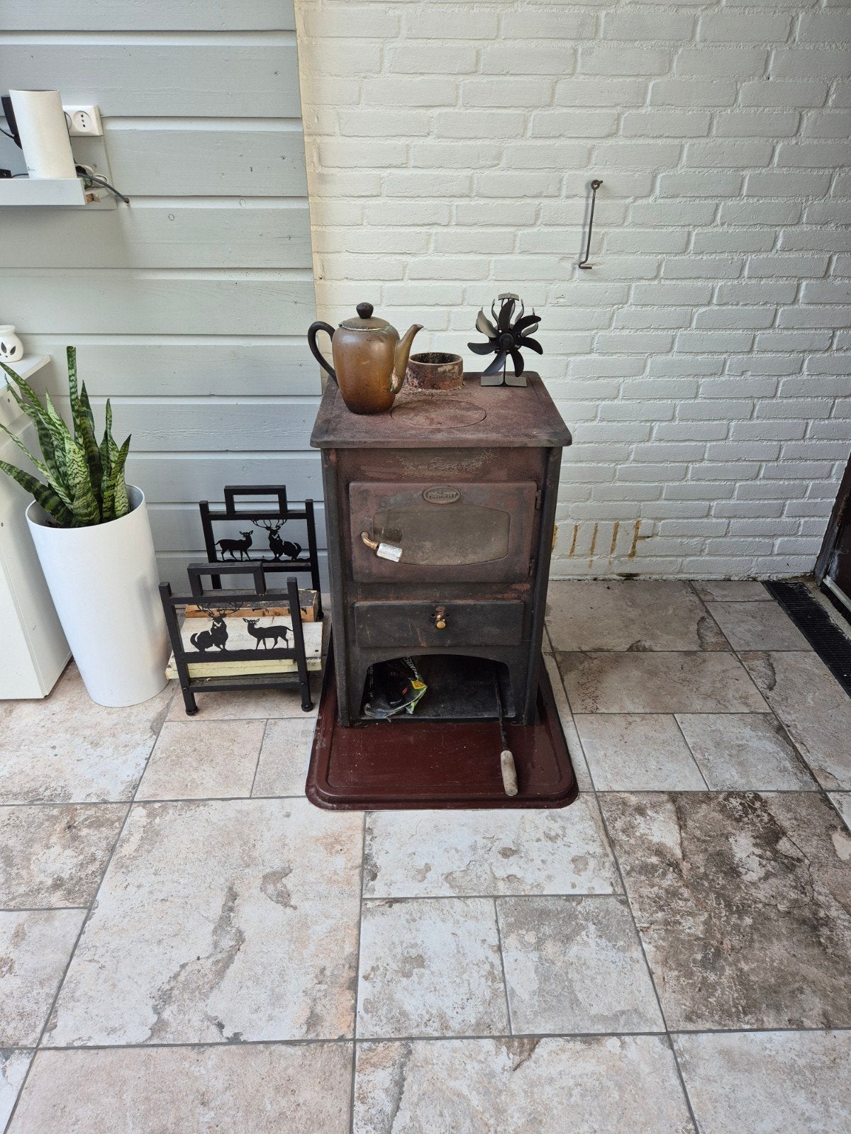 Houtkachel met verwarmingselement en enkelwandig pijp, Huis en Inrichting, Gebruikt, Houtkachel, Ophalen of Verzenden, Vrijstaand