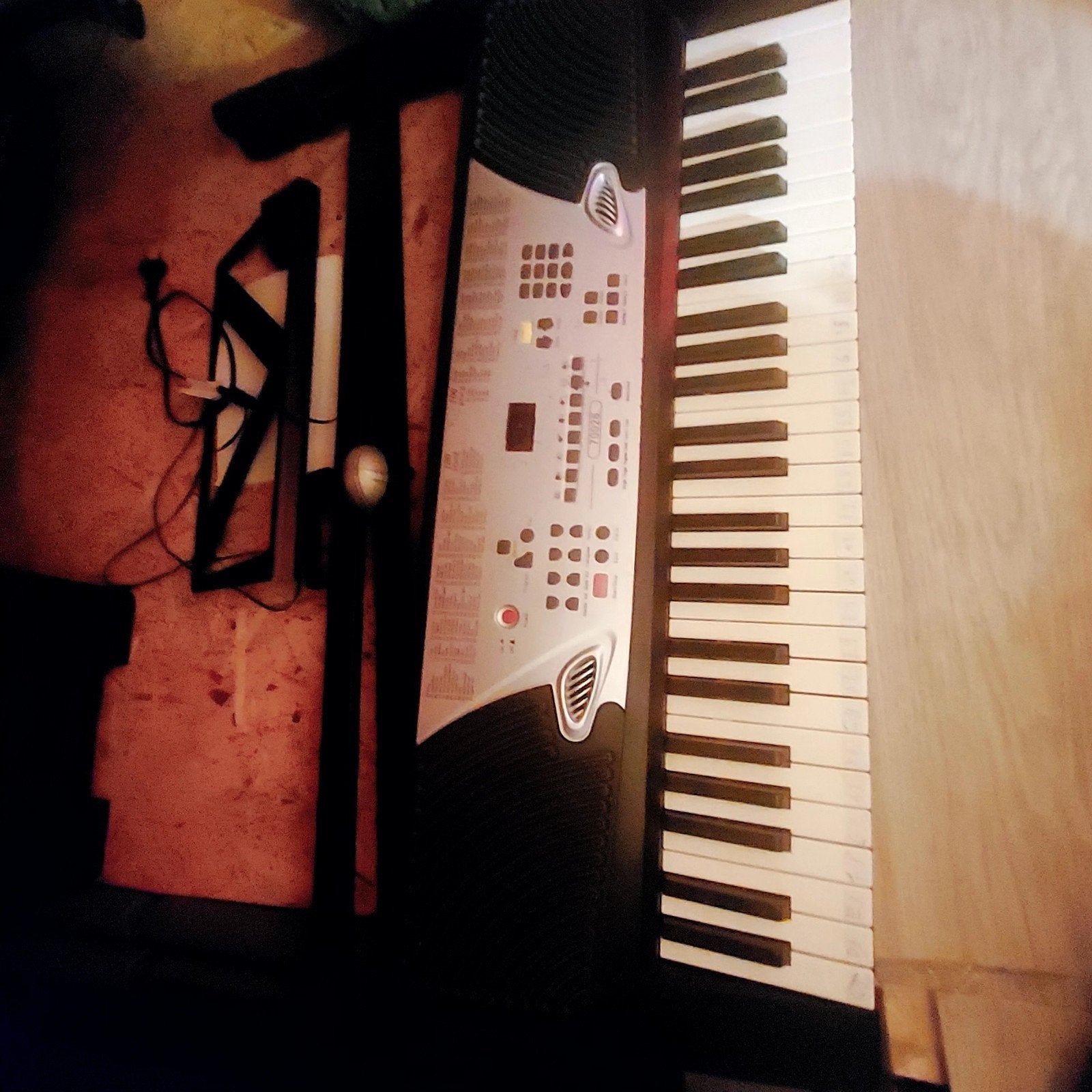 Digitale piano met 61 toetsen en standaard, Ophalen, Zo goed als nieuw, 61 toetsen