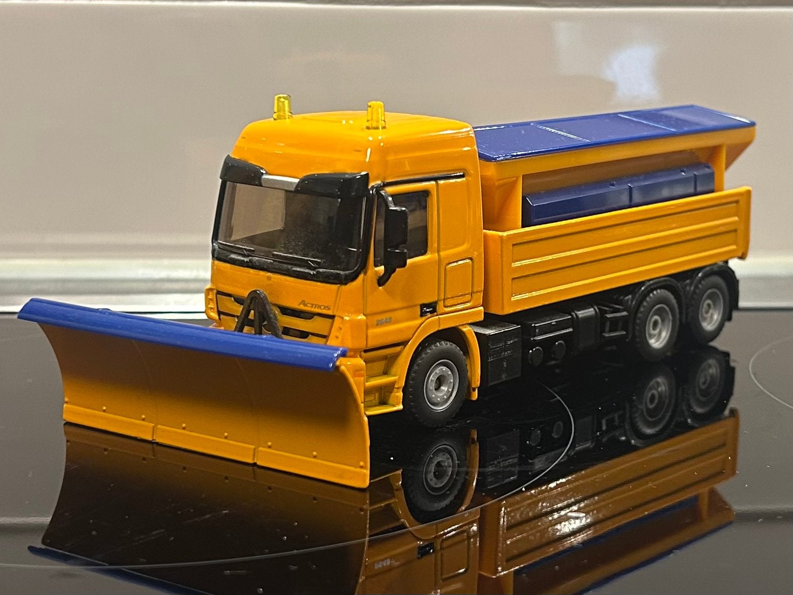 Siku Mercedes Actros Strooiwagen Sneeuwschuiver 1:50, Verzenden, Zo goed als nieuw, Bus of Vrachtwagen, SIKU