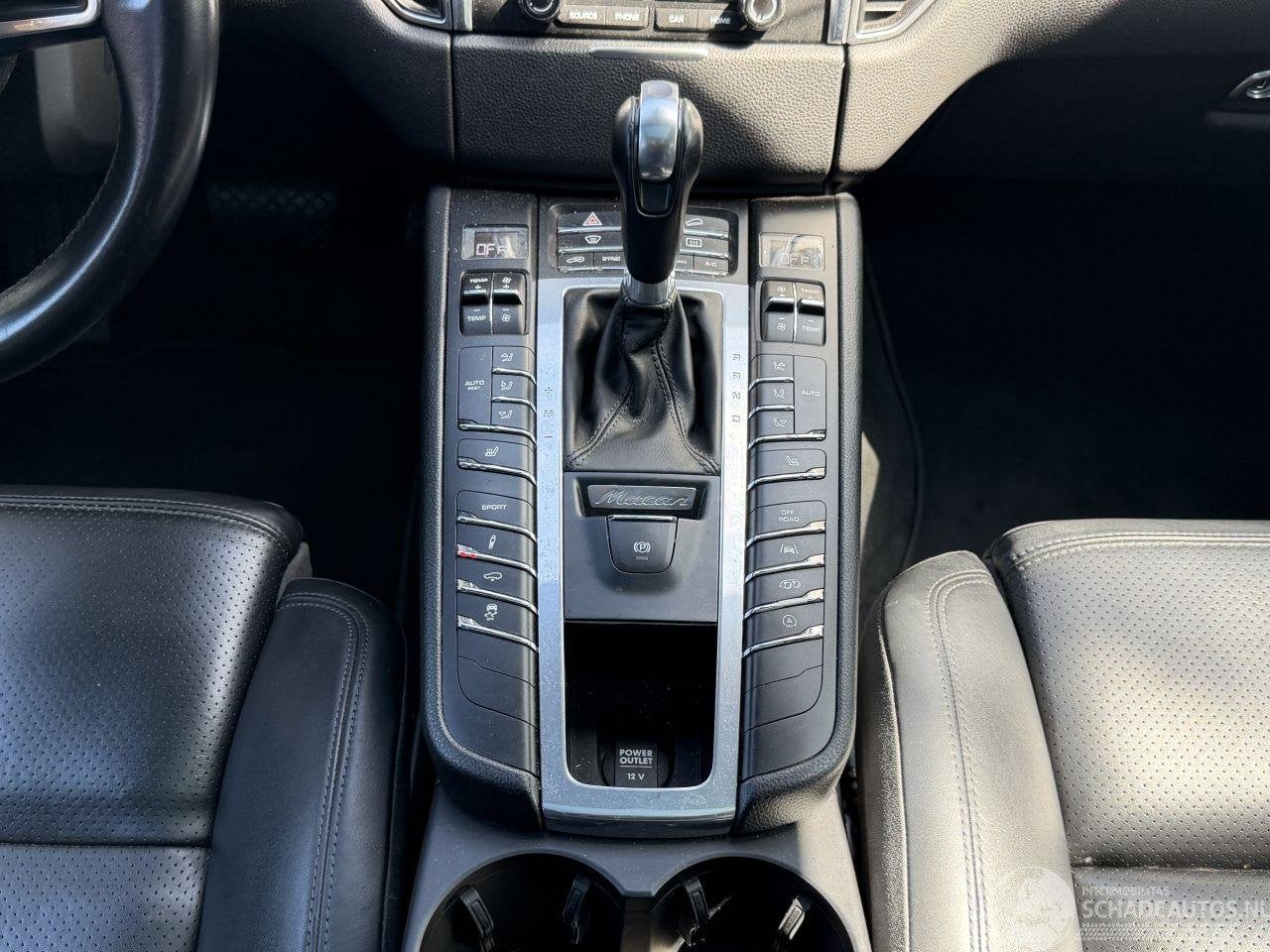 Foto 16 van Porsche Macan 3.0 GTS AWD / Panorama / Leer (bj 2017)