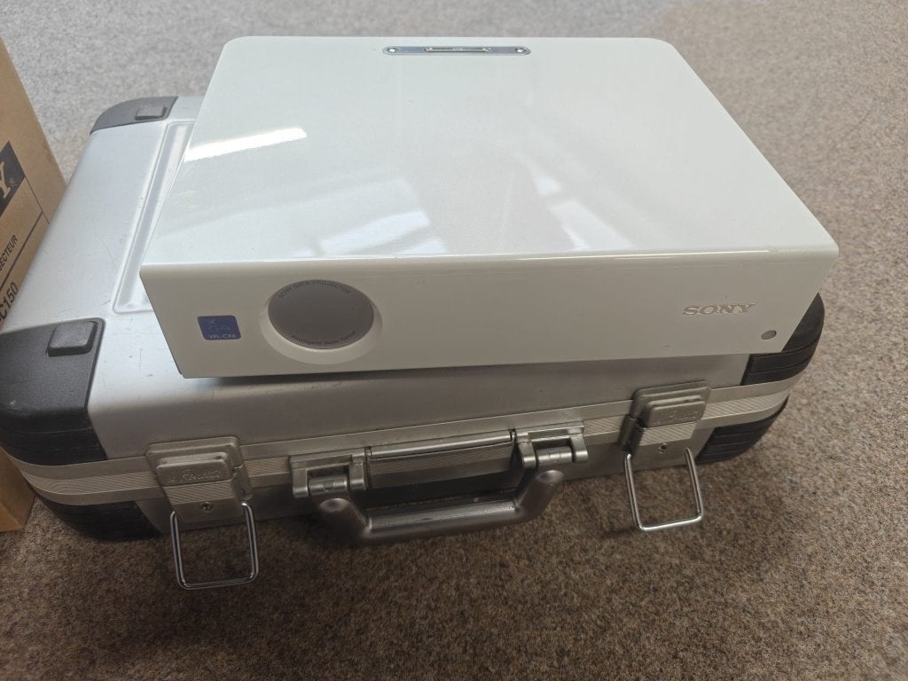 Sony VPL-CX6 Beamer in alu koffer + reserve projectorlamp, Gebruikt, Ophalen of Verzenden, LCD, Sony