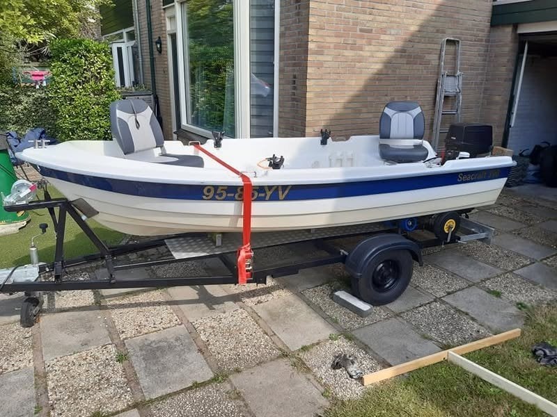 Mooie visboot inclusief super nette trailer, Watersport en Boten, Ophalen, Zo goed als nieuw, Motor en Techniek, Motorboot