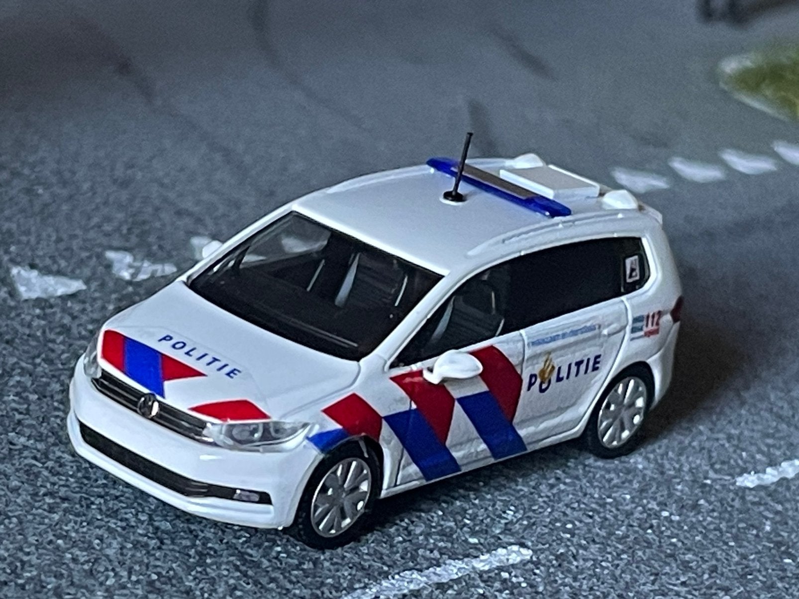 1:87 VW Touran hondengeleider politie, zelfbouw, Hobby en Vrije tijd, Modelauto's | 1:87, Ophalen of Verzenden, Zo goed als nieuw