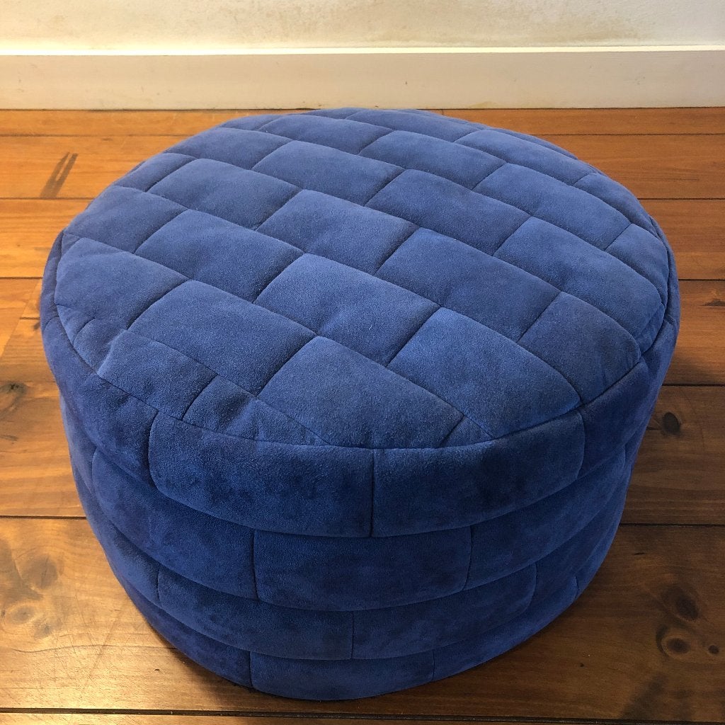 Prachtige patchwork poef, blauw suede, vintage design, Leer, Ophalen of Verzenden, Zo goed als nieuw, 50 tot 75 cm