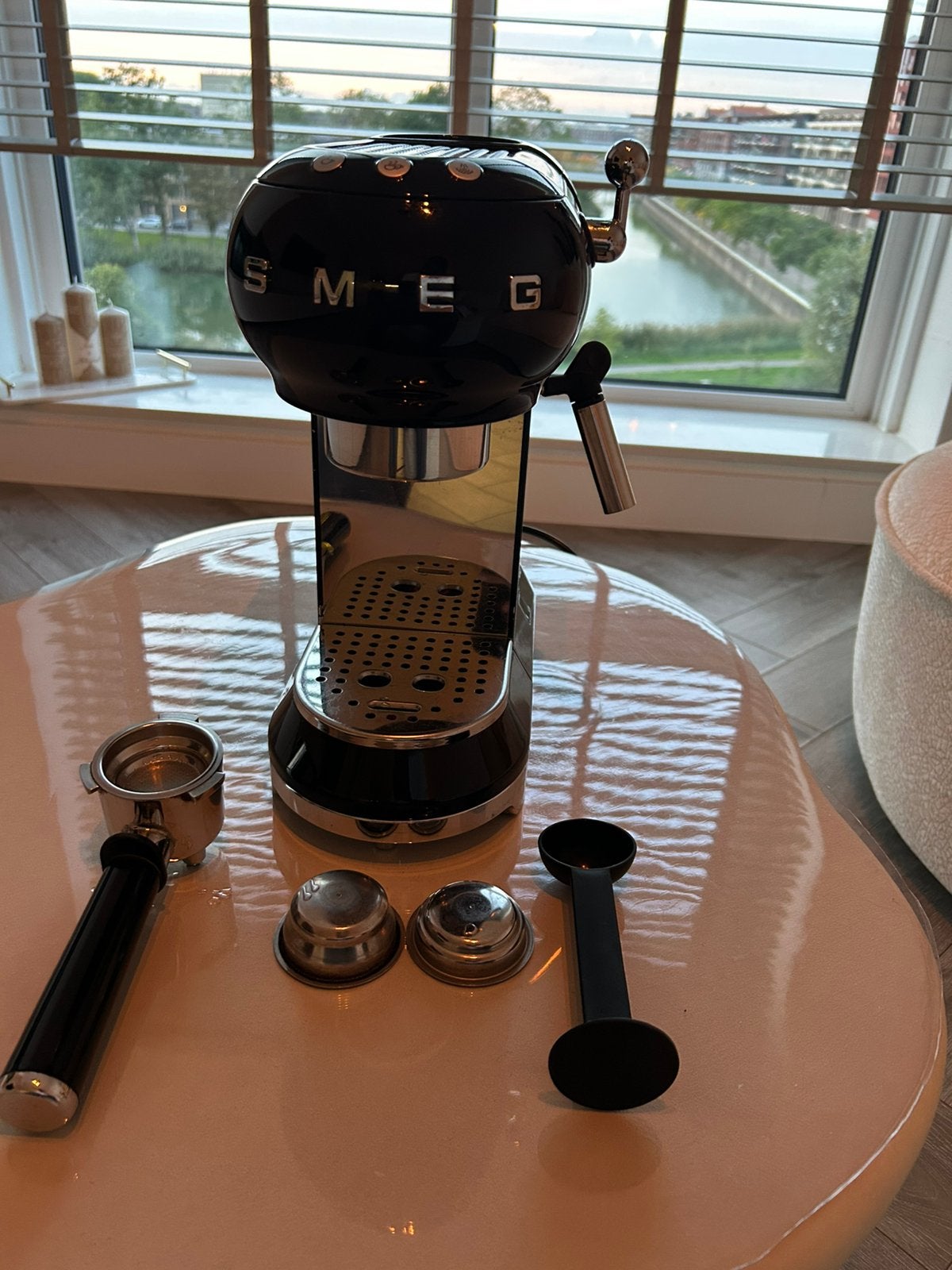 SMEG ECF01 Espressomachine zwart – compleet & goed werkend, Ophalen, 10 kopjes of meer, Koffiemachine, Gemalen koffie