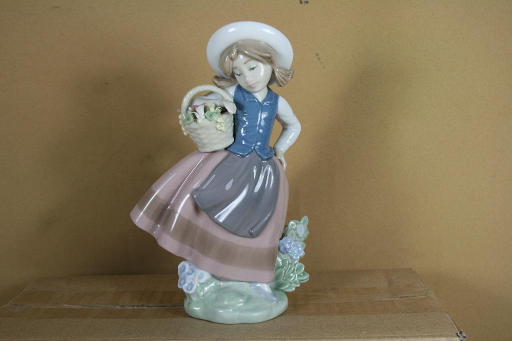 Lladro beeldje Girl with flowers in a basked, Ophalen of Verzenden