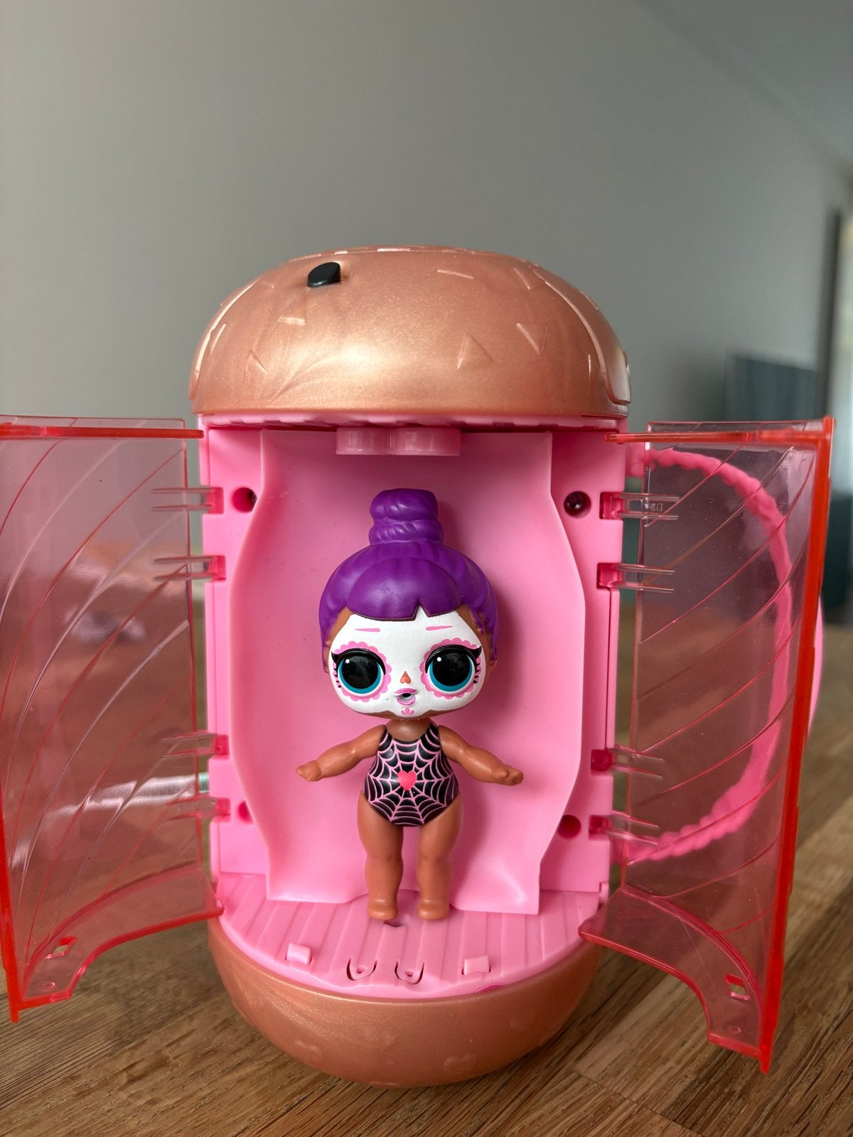 Leuke Halloween LOL Pop met Spinnenpakje en Accessoires, Ophalen of Verzenden, Gebruikt, Overige typen