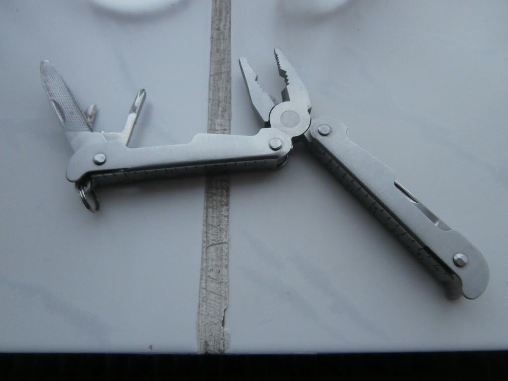 multitool handgereedschap schroevendraaier tang opener vijl, Ophalen of Verzenden, Zo goed als nieuw