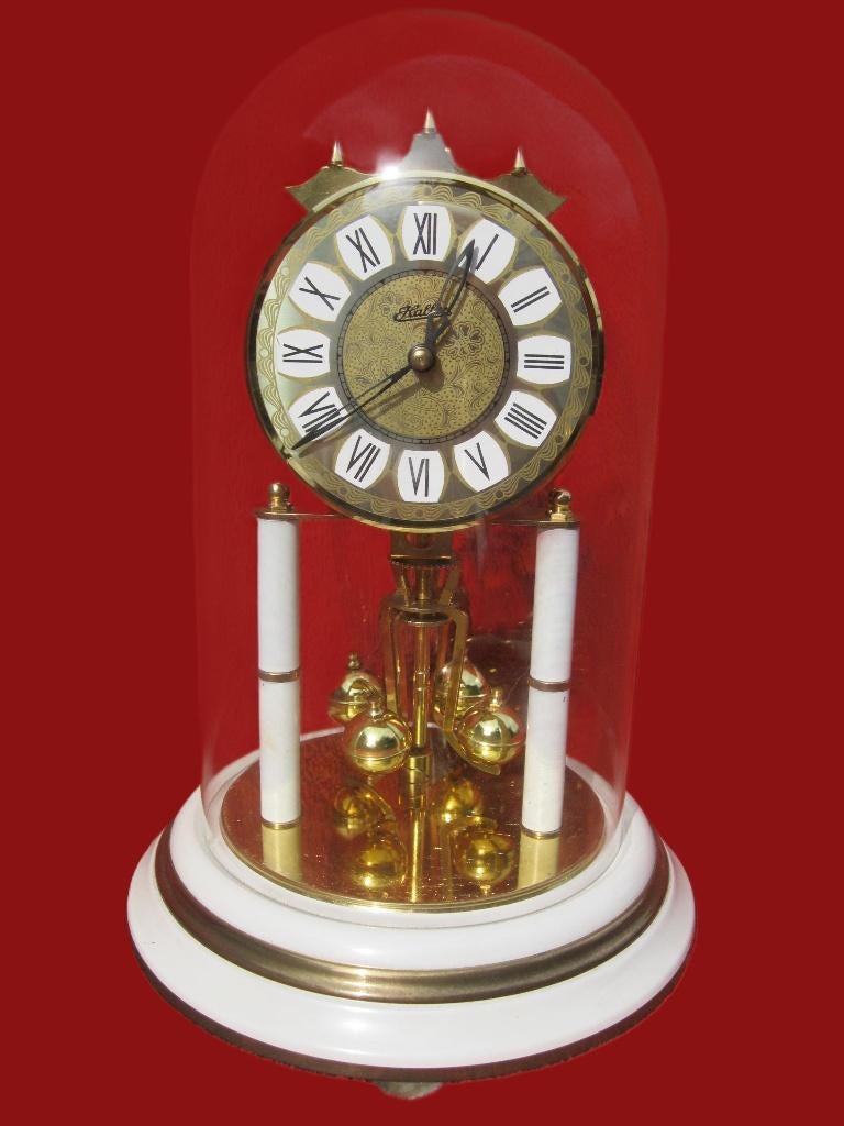 Witte kogelslinger klok pendule onder stolp 400jrs 30cm, Antiek en Kunst, Ophalen