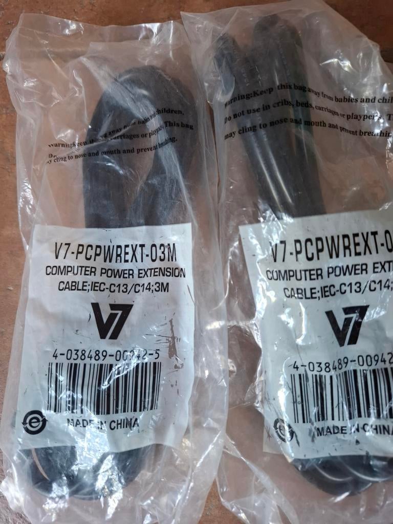 2 V7 Computer Voedingsverlengkabel IEC-C13/C14, 3M, Ophalen, Nieuw