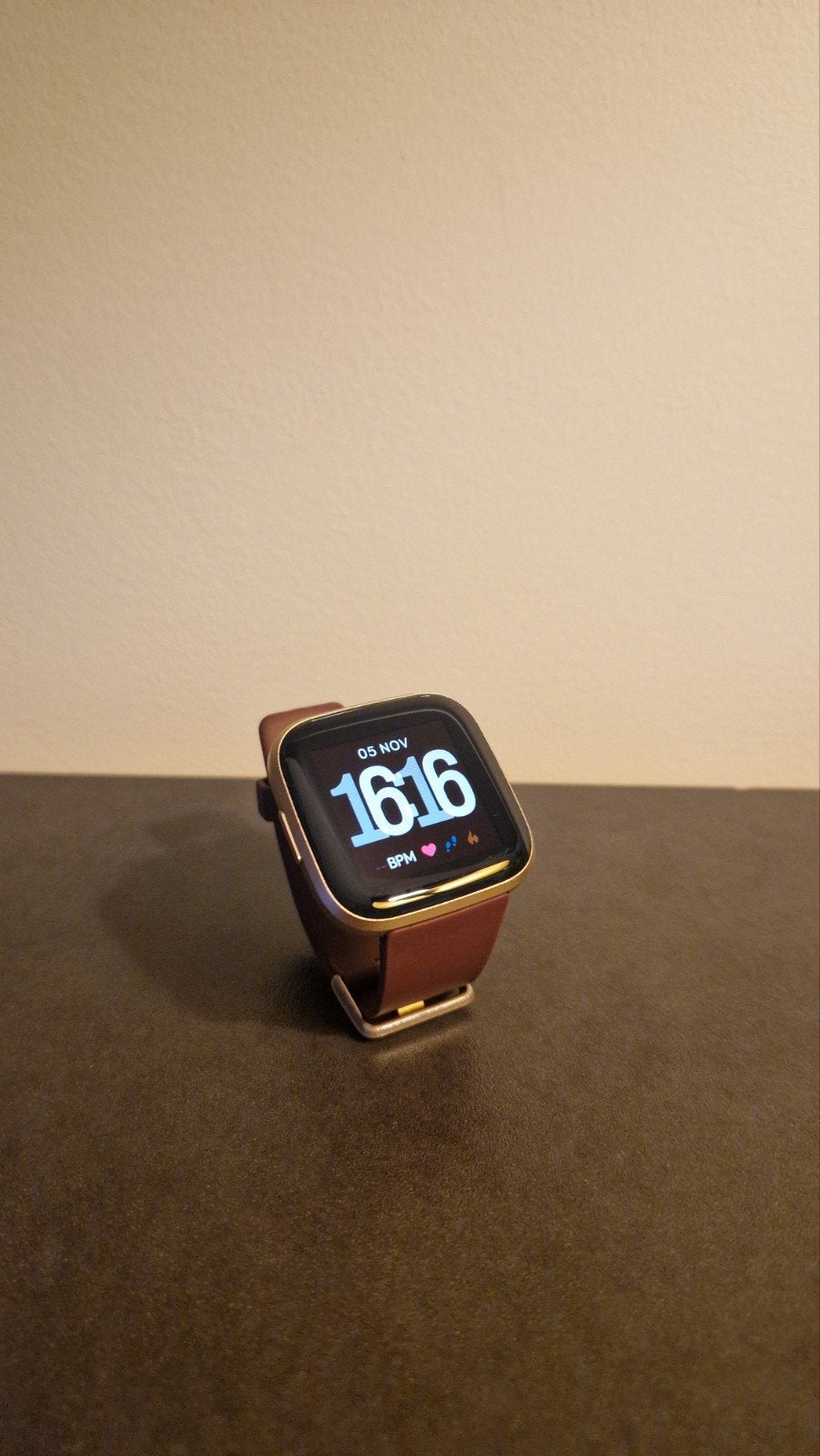 Fitbit Versa 4 Smartwatch Goud met Rood/bruin, Ophalen, Gebruikt, Hartslag, Fitbit