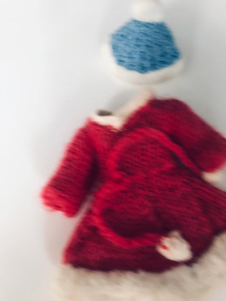 oud gebreid rood poppenjurkje 4 cm voor oud popje, Verzamelen, Poppen, Ophalen of Verzenden, Gebruikt, Kleertjes
