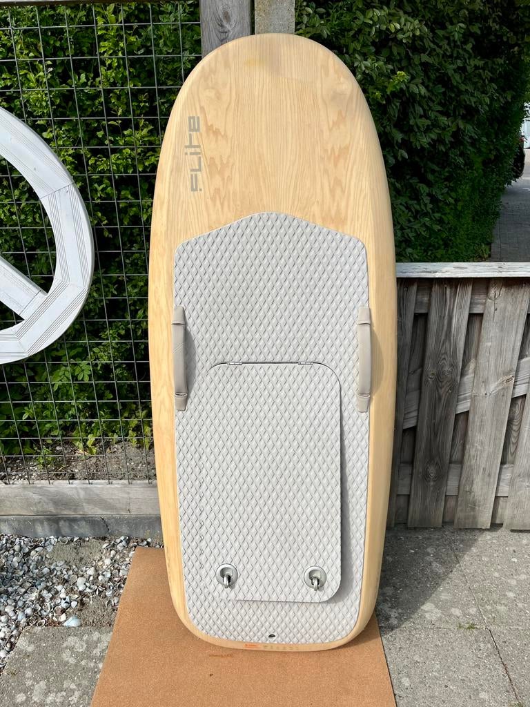 Fliteboard Series 3 eFoil Carbon 100ltr Ash, Watersport en Boten, Kitesurfen, Foil, Ophalen, Zo goed als nieuw, Kiteboard