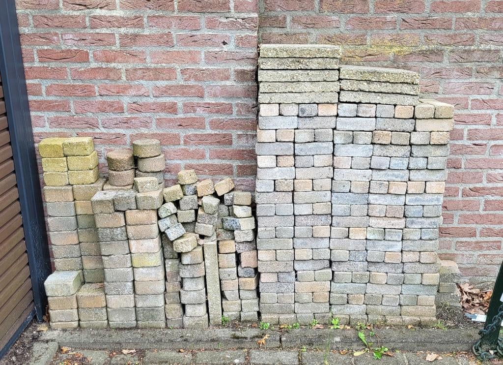 Restpartij stenen - GRATIS, Ophalen, Zo goed als nieuw, Beton, Klinkers