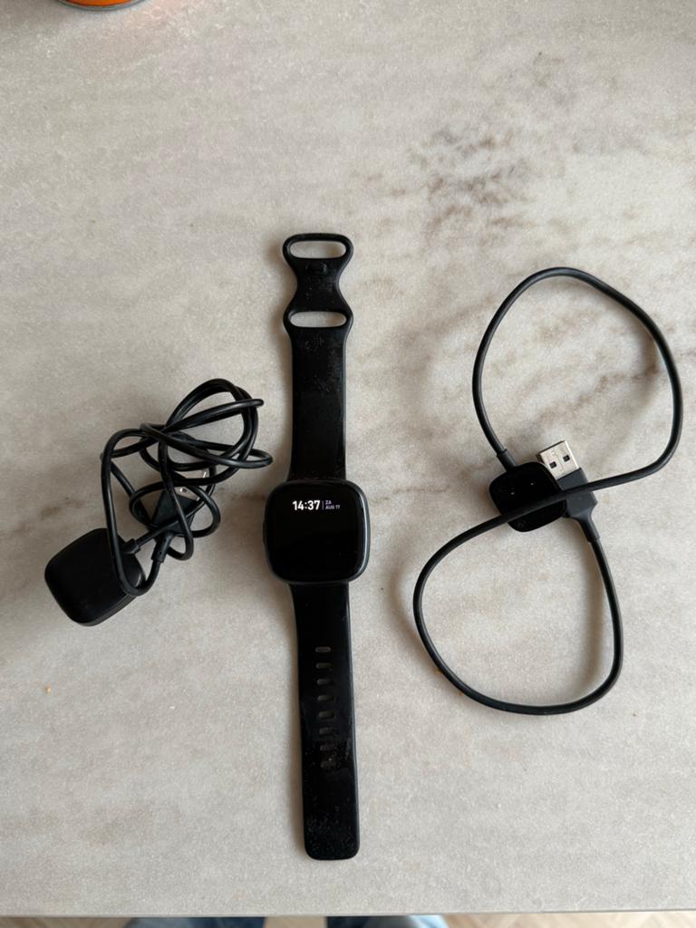 Fitbit Versa 4 Smartwatch Zwart met Oplader, Zwart, Ophalen of Verzenden, Waterdicht, Android