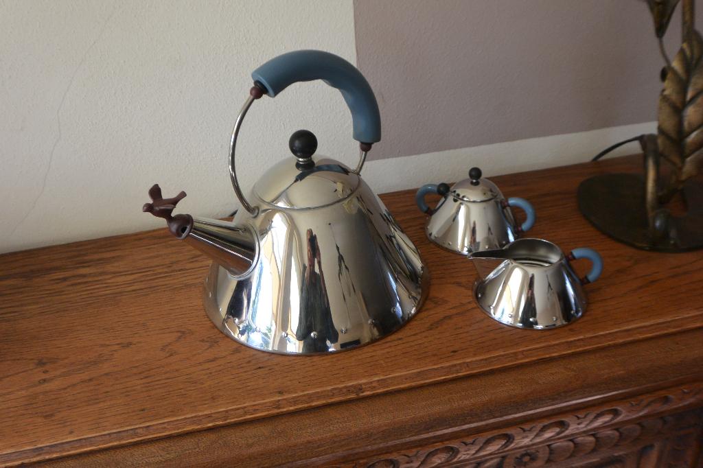 Alessi ketel plus suikerpot en melkkannetje. RVS, Ophalen, Overige typen, Zo goed als nieuw, Alessi