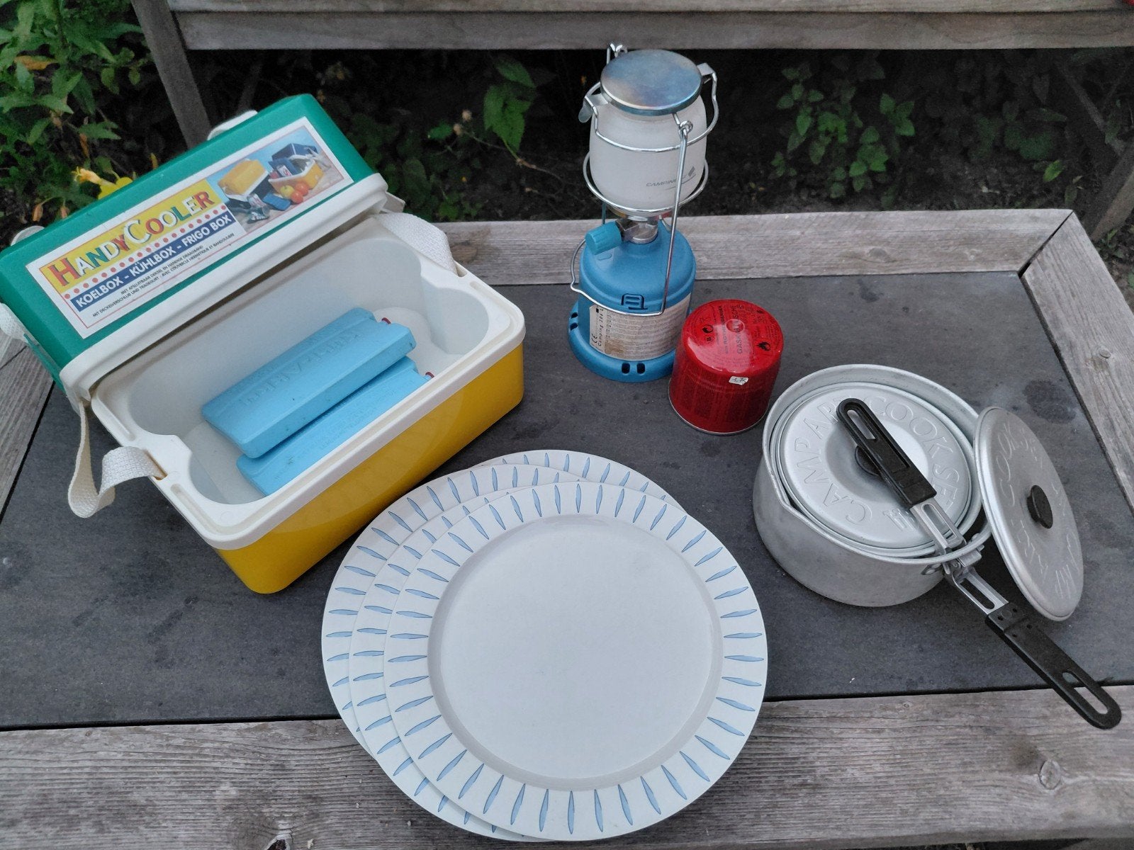 campingset: Mepal borden, Campingaz lamp, pannenset, koelbox, Ophalen