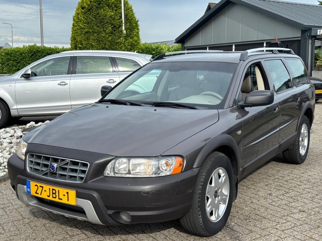 Volvo XC70 2.4 D5 AWD 2005 Handgeschakeld Trekhaak Youngtime, Auto's, Volvo, 13 km/l, Beige, 197 €/maand, Bruin