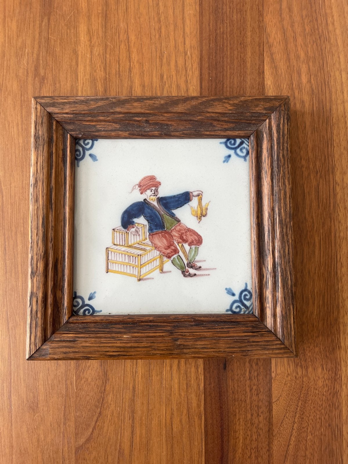 Antieke Makkum tegel met vogelvanger in lijst (18x18 cm), Antiek en Kunst, Ophalen of Verzenden