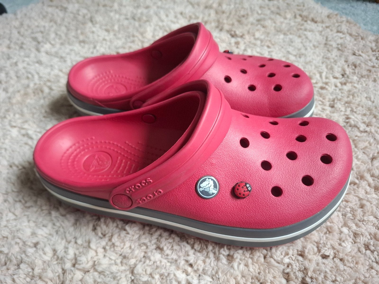Zeer mooie rode dames Crocs, maat 6W8 (zgan), Instappers, Ophalen of Verzenden, Zo goed als nieuw, Crocs
