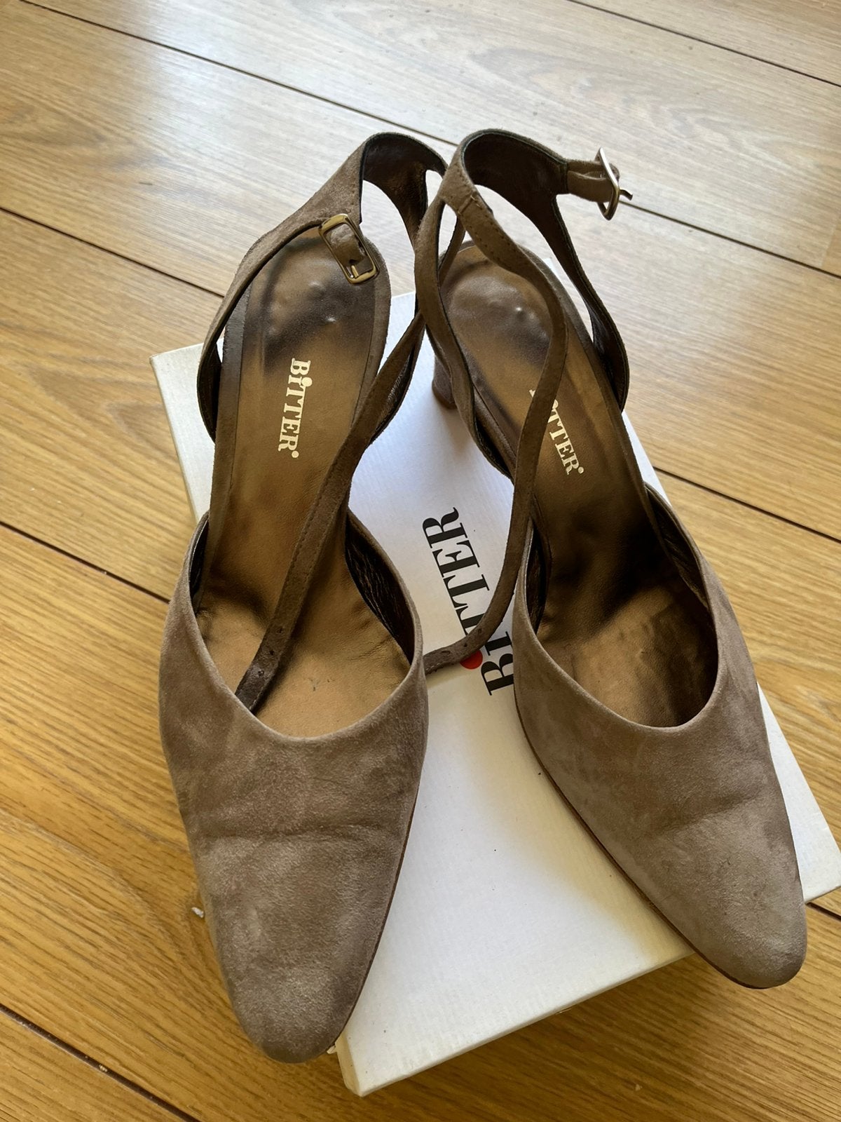 Bitter Daria suede pumps, kleur taupe, maat 40, zgan, Kleding | Dames, Pumps, Beige, Ophalen of Verzenden, Zo goed als nieuw