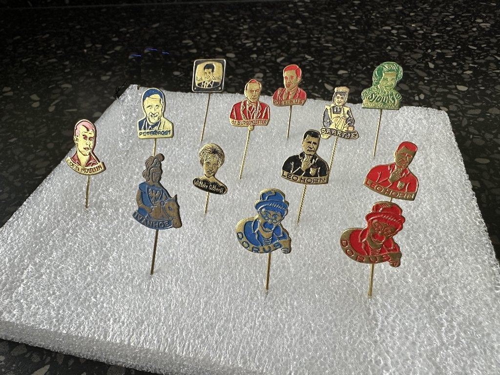 Speldjes spelden speld Bekende Nederlanders / Acteurs., Verzamelen, Ophalen of Verzenden, Gebruikt, Figuurtje, Speldje of Pin