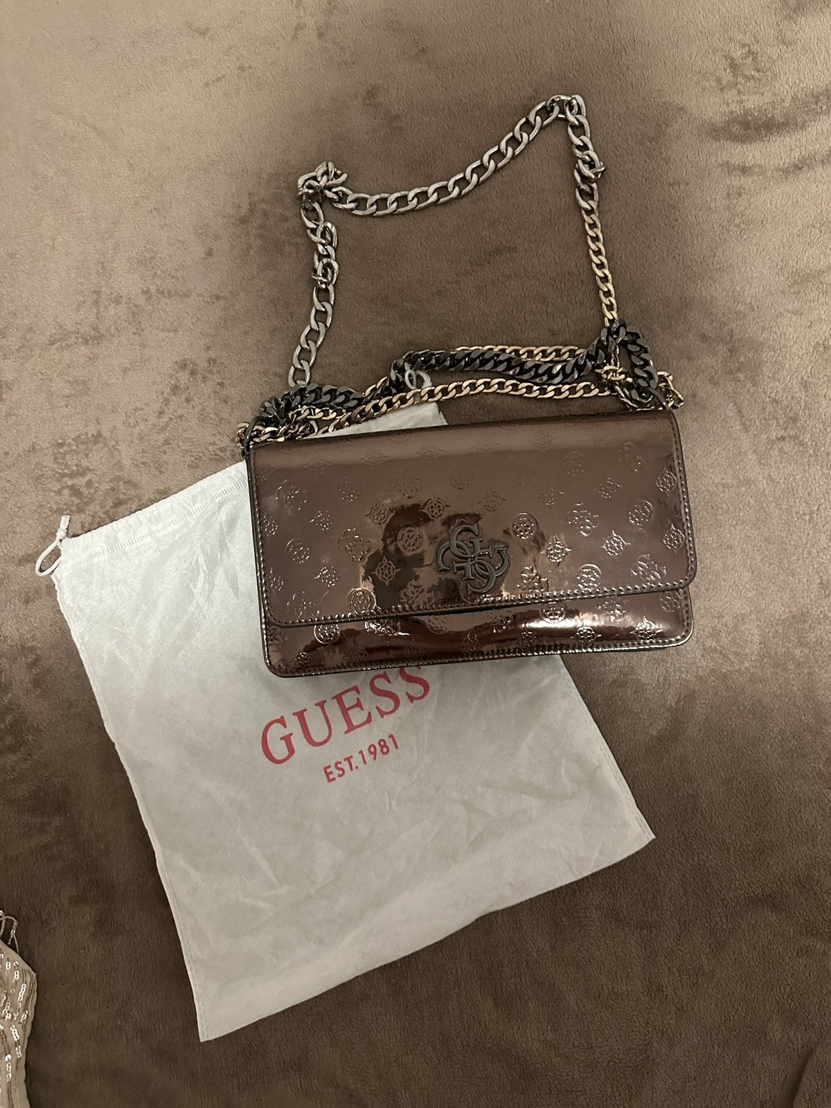 Guess schoudertasje met ketting, Sieraden, Tassen en Uiterlijk, Tassen | Damestassen, Ophalen of Verzenden, Zo goed als nieuw
