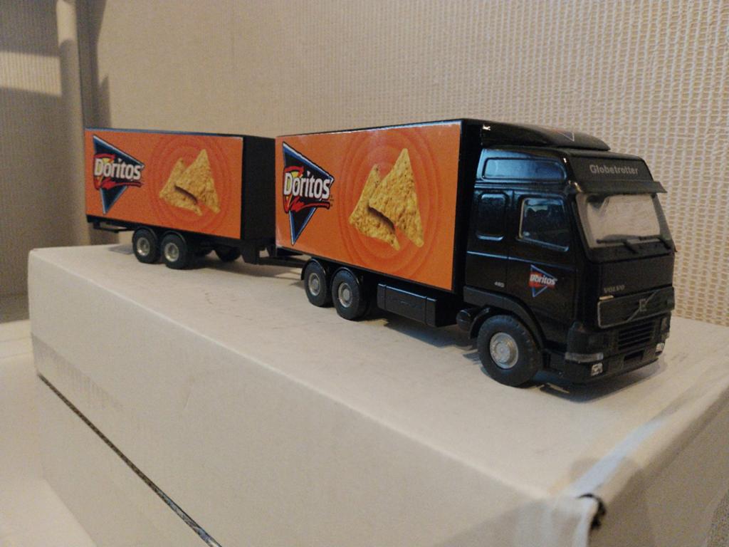 Lion Toys Volvo FH12 420 Globetrotter combi Doritos, Ophalen of Verzenden, Zo goed als nieuw, Bus of Vrachtwagen, Lion Toys