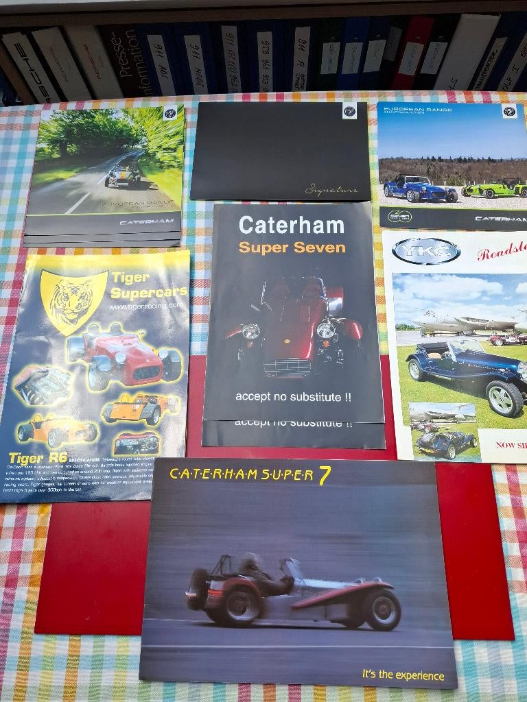 Setje van 11 folders: Caterham, YKC, Tiger Supercars, Verzenden, Zo goed als nieuw, Overige merken, Caterham Cars