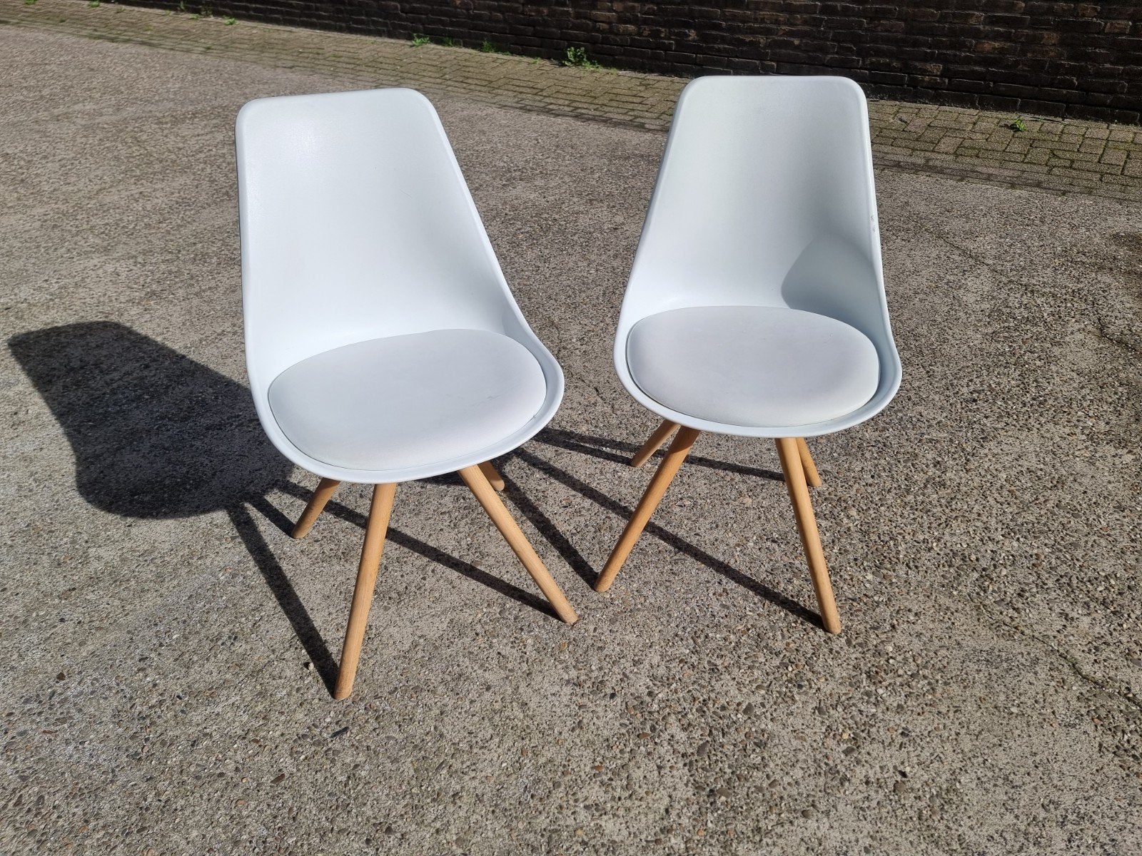 Set van 2 moderne eetkamerstoelen - Wit met houten poten, Twee, Modern, Scandinavisch, Wit, Zo goed als nieuw