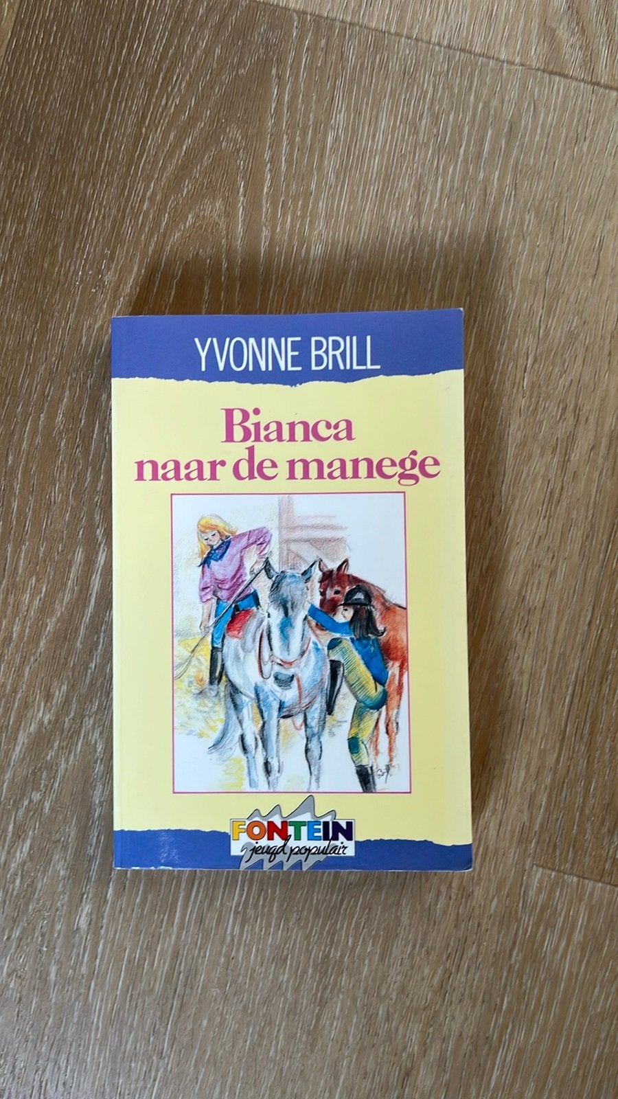 Bianca naar de manege - Yvonne Brill (Jeugdboek), Boeken, Kinderboeken | Jeugd | 13 jaar en ouder, Gelezen, Fictie, Ophalen of Verzenden