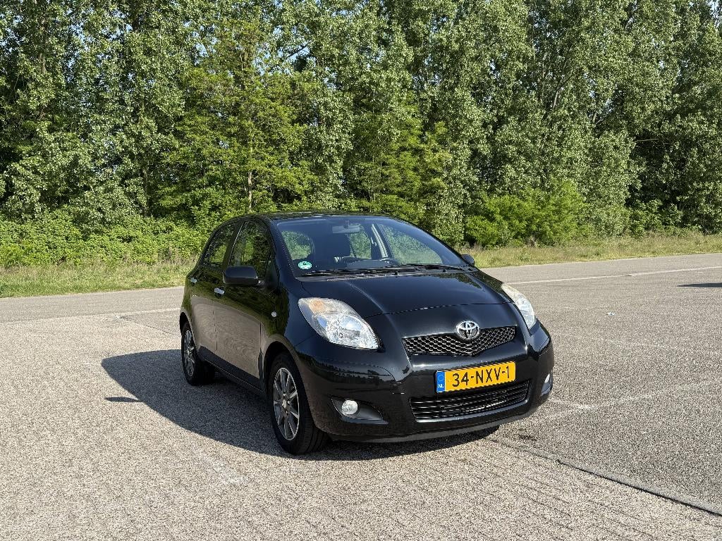 Toyota Yaris 1.3 16V Vvt-i 5DR 2011 Zwart, Voorwielaandrijving, 1025 kg, Stof, 40 €/maand