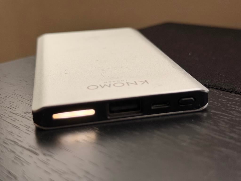 TWV€40 Compacte en stijlvolle Knomo powerbank met 5000 mAh, Ophalen of Verzenden, Zo goed als nieuw