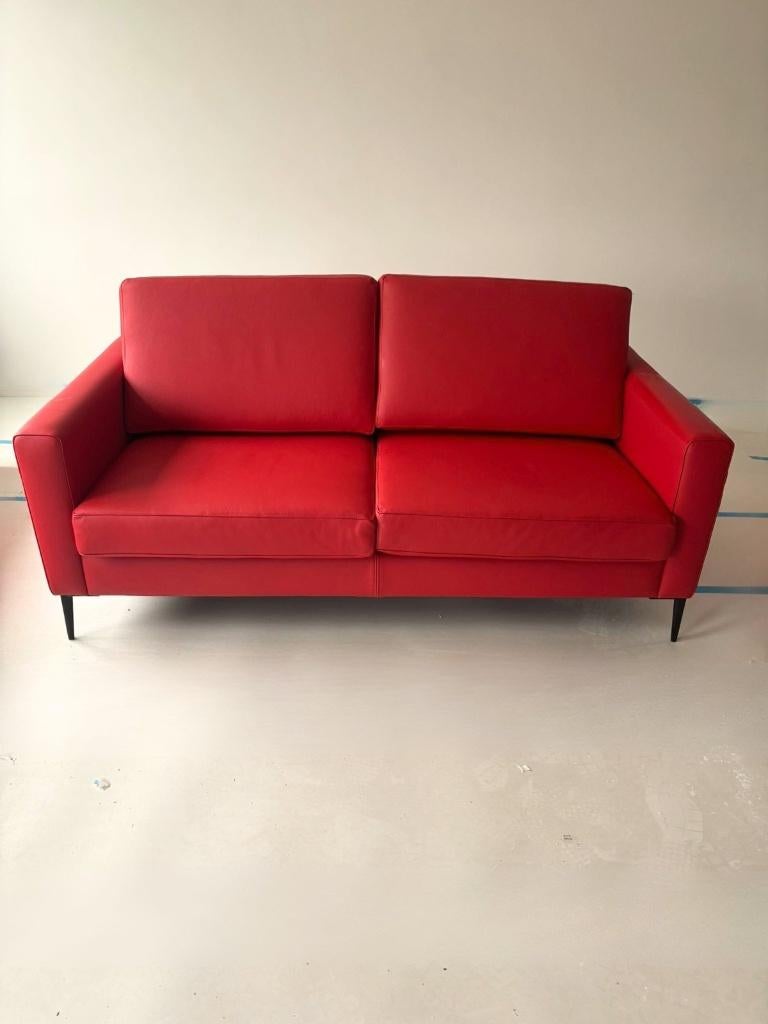 Tweezits bank van leer met 2 losse fauteuils in het rood, Huis en Inrichting, Banken | Bankstellen, Ophalen, 150 tot 200 cm, Tweepersoons