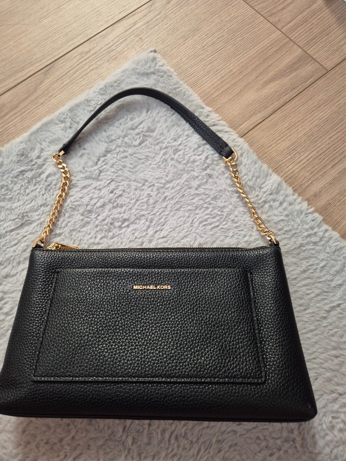Michael Kors Zwart Schoudertasje met Gouden Details, Sieraden, Tassen en Uiterlijk, Tassen | Damestassen, Ophalen of Verzenden