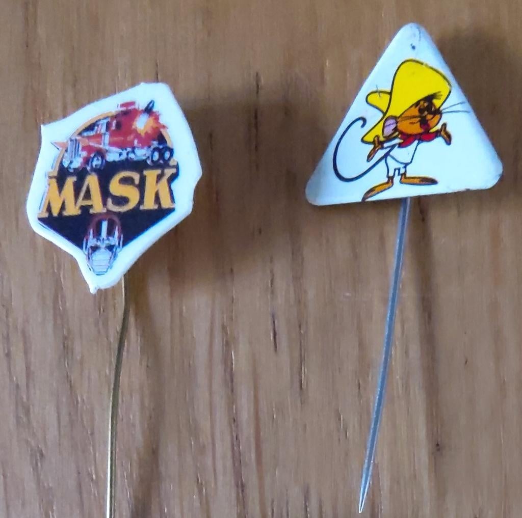 25x verschillende speldjes/pins/ 2 buttons, Ophalen of Verzenden, Gebruikt, Overige onderwerpen, Speldje of Pin