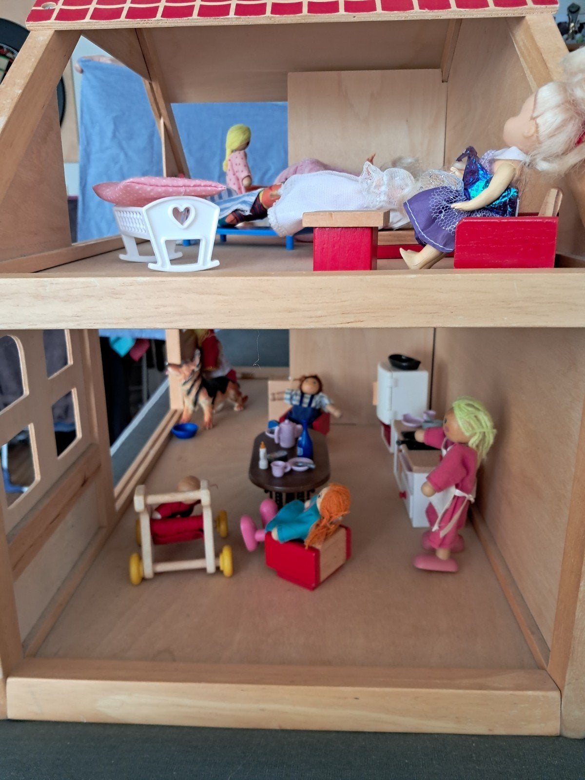 Foto 4 van Groot Playwood Poppenhuis met Meubels Poppetjes & Accessoire