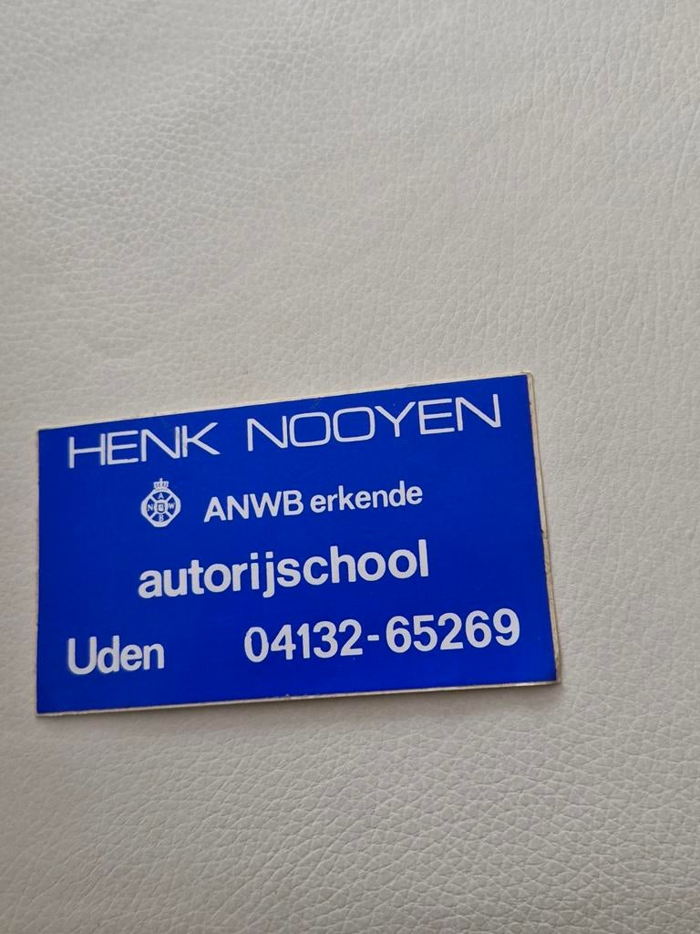 6284 Sticker Henk Nooyen Autorijschool Uden, Verzamelen, Ophalen of Verzenden, Zo goed als nieuw