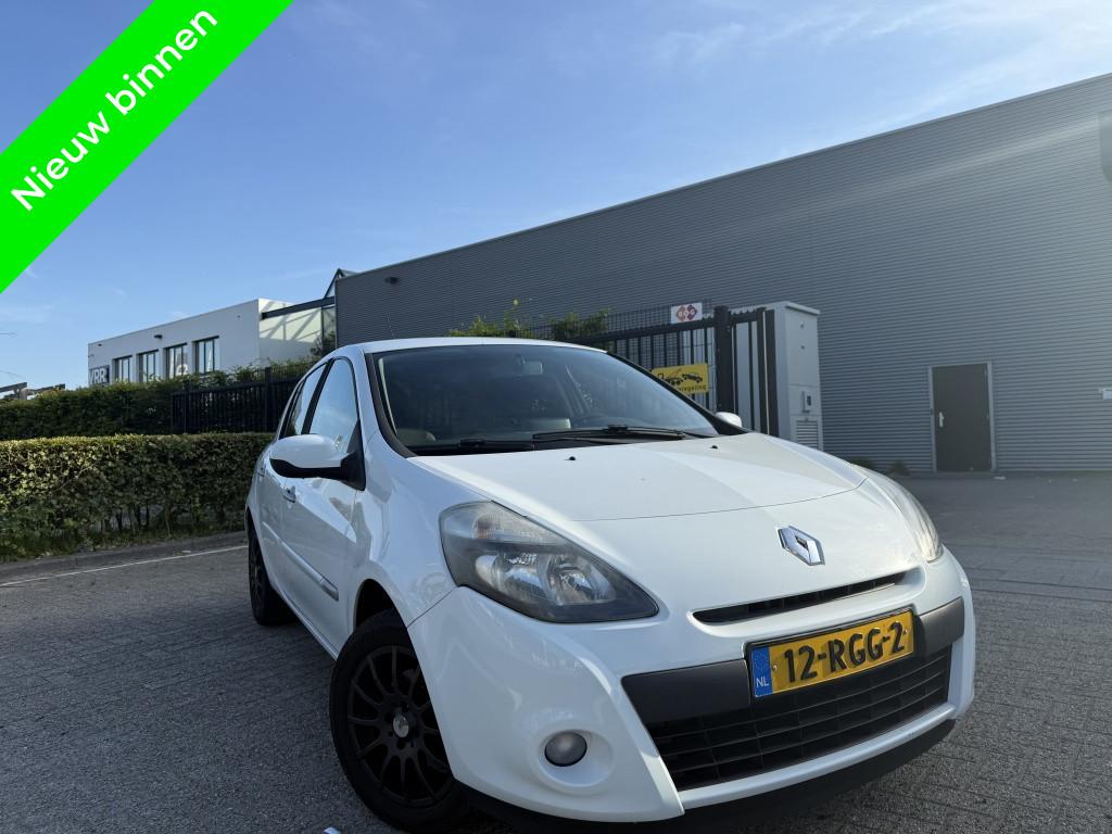 Renault Clio 1.5 dCi Navigatie|Clima|Sport Velgen (bj 2011), Auto's, Renault, Euro 5, Gebruikt, 4 cilinders, Wit