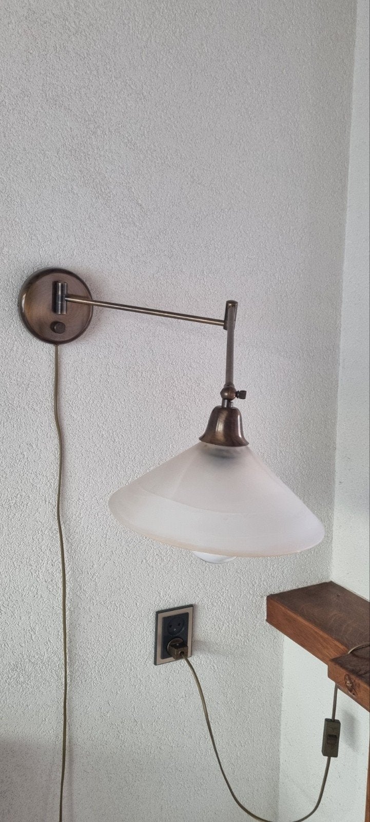 Mooie klikbare wandlamp met verstelbare arm, Ophalen, Met schakelaar, Gebruikt, Bruin