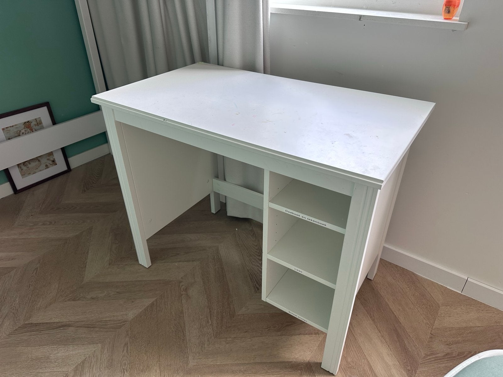 IKEA Brusali Wit kinderbureau met opbergruimte - 90x52x73 cm, Huis en Inrichting, Bureaus, Ophalen, Opbergruimte, Gebruikt, Wit