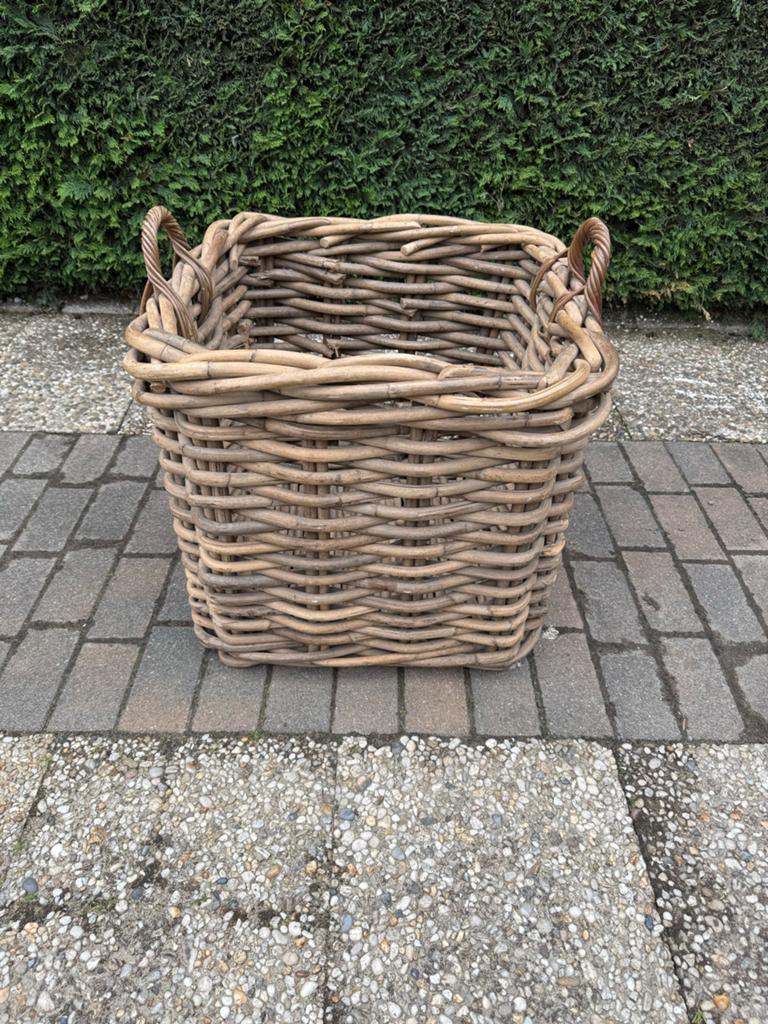 Grote vierkante rieten mand met handvatten, Huis en Inrichting, Woonaccessoires | Schalen en Manden, Ophalen, Gebruikt, Mand, Vierkant