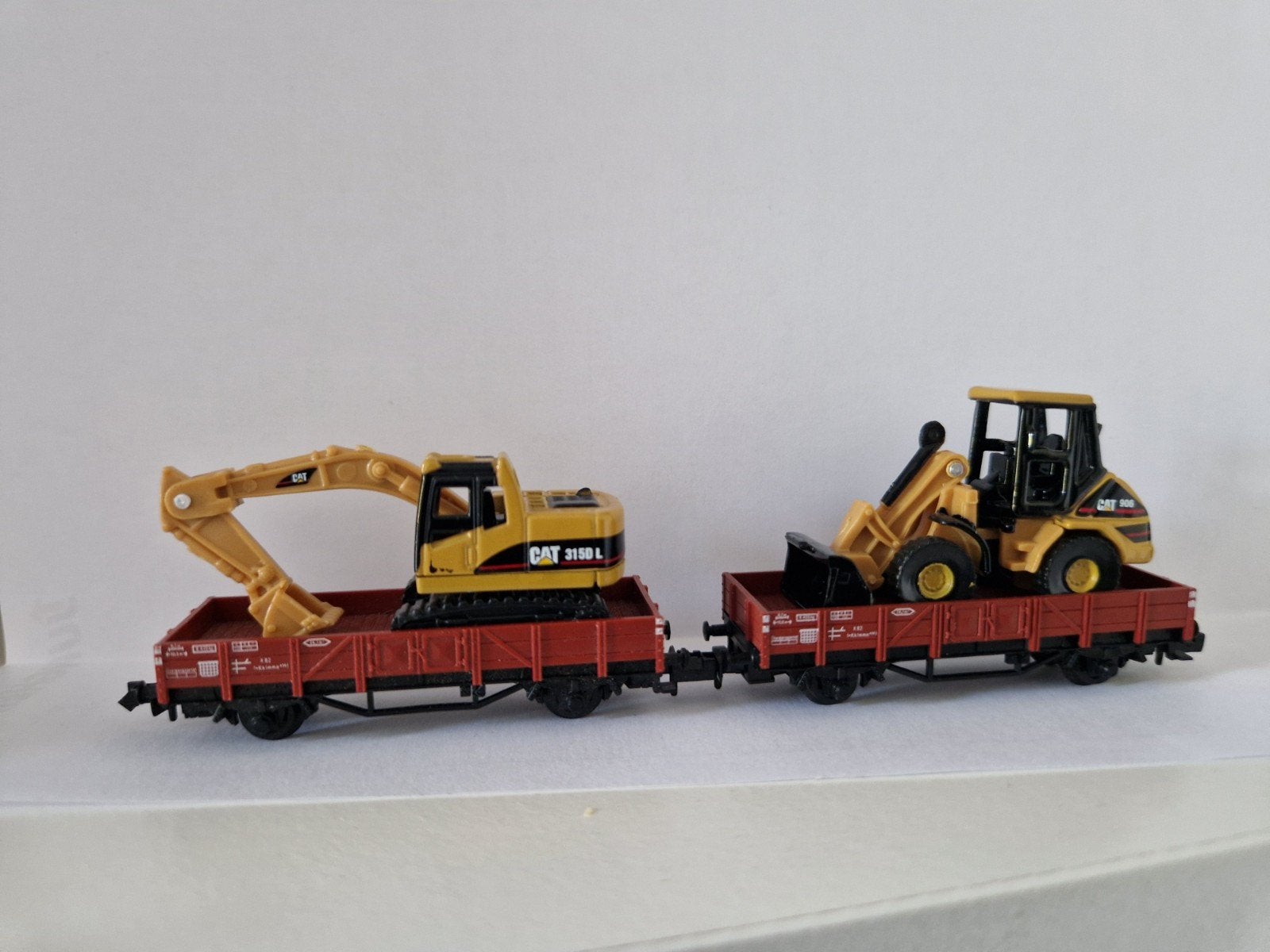 2 x lagebak wagons met Cat Shovel en Graver, Overige merken, Gelijkstroom, Wagon, Ophalen of Verzenden