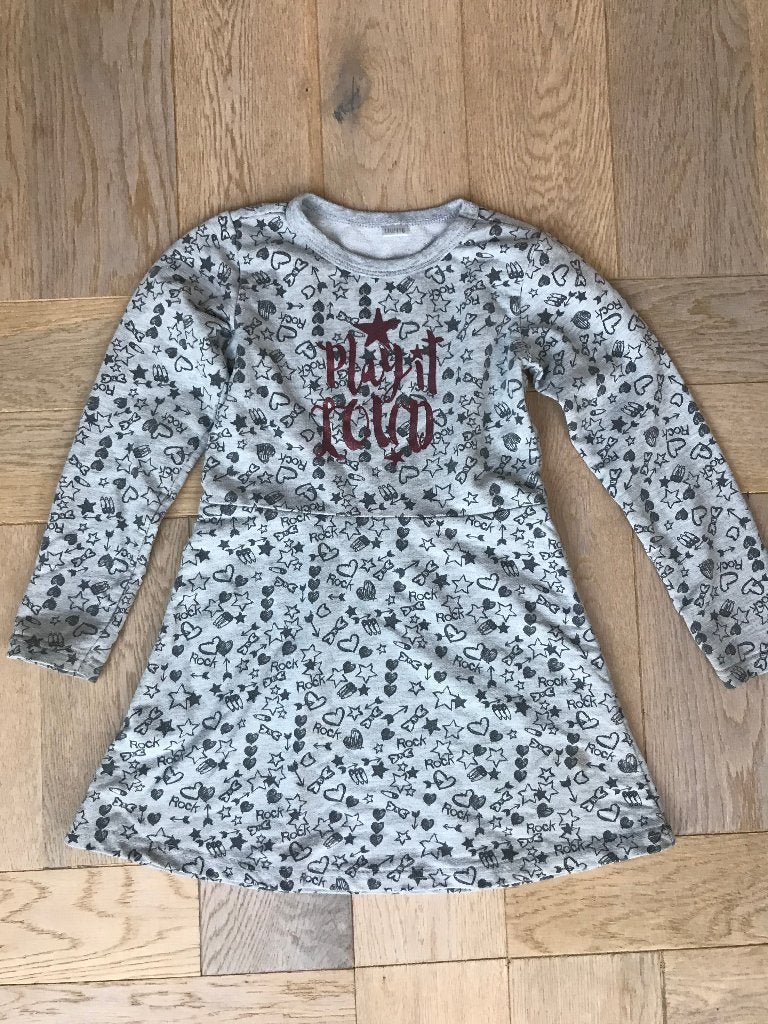 Leuk jurkje grijs print stof in rood "Play it loud" 110/116, Ophalen of Verzenden, Zo goed als nieuw, Meisje, Jurk of Rok