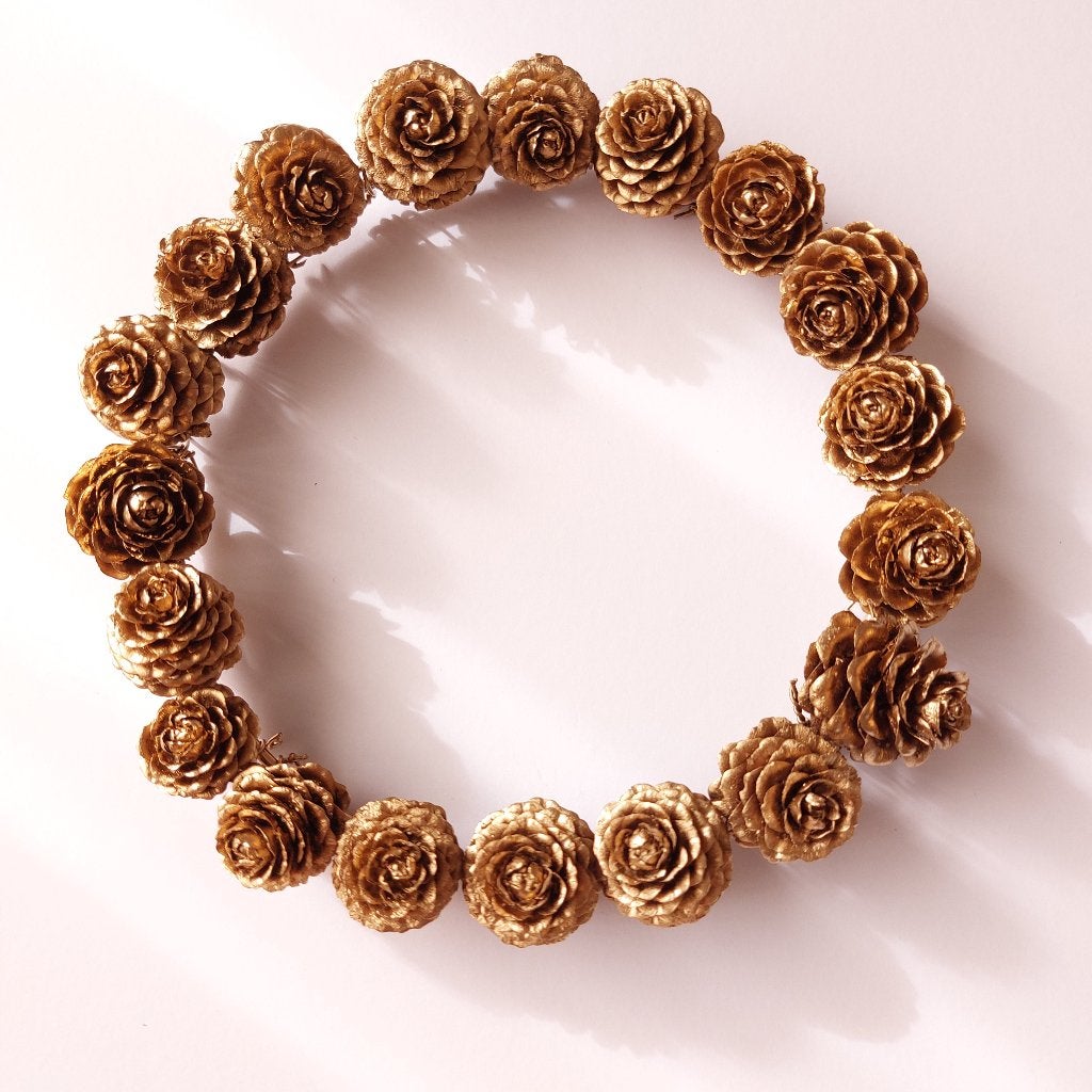 Gouden larikskrans / dennenappelkrans (17 cm) Kerst, 17 cm, Krans, Nieuw, Ophalen of Verzenden