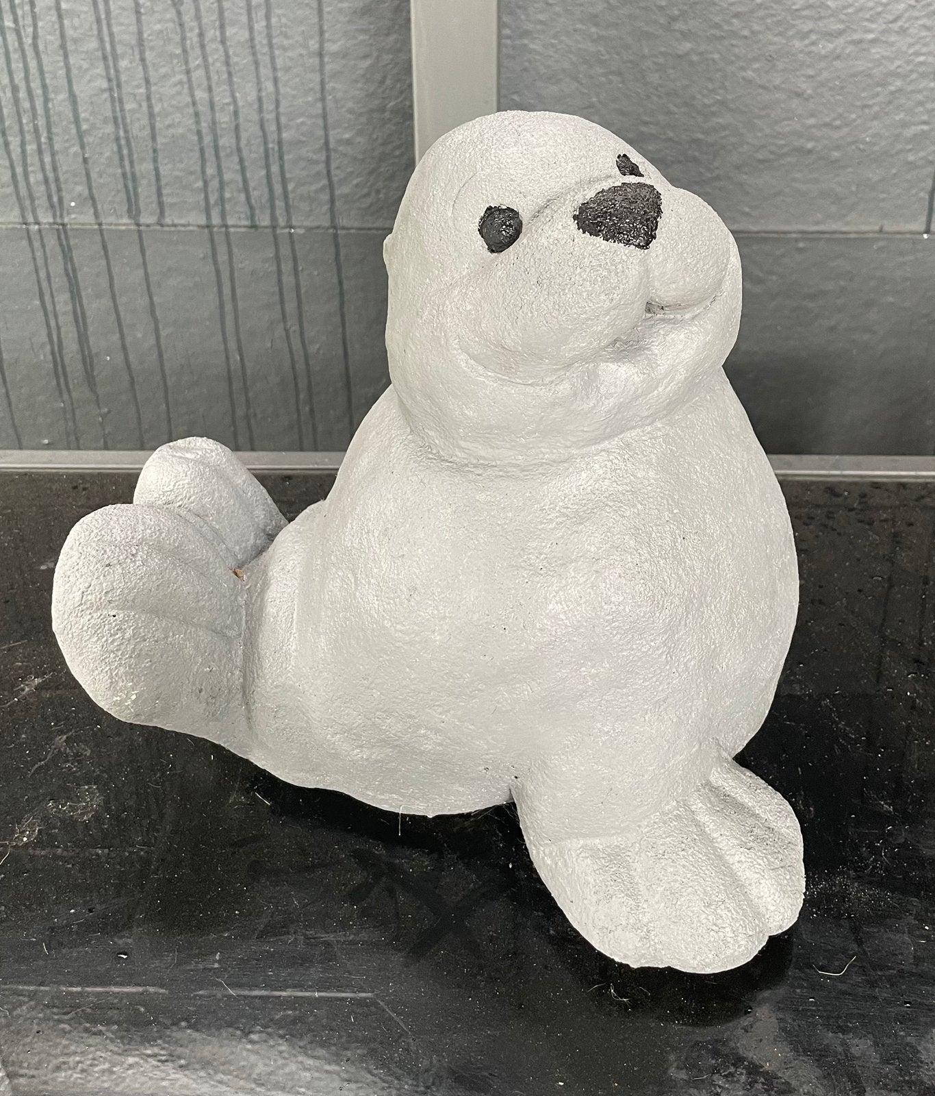 Licht grijze zeehond tuinbeeld 30x27x28 cm, Tuin en Terras, Tuinbeelden, Ophalen, Zo goed als nieuw, Steen