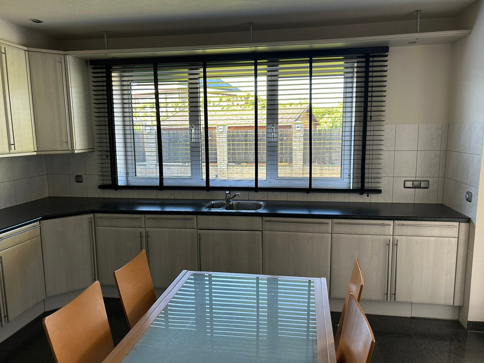 Zwarte houten jaloezieën 296x155cm - 5cm lamellen, Ophalen, Gebruikt, Zwart, Hout
