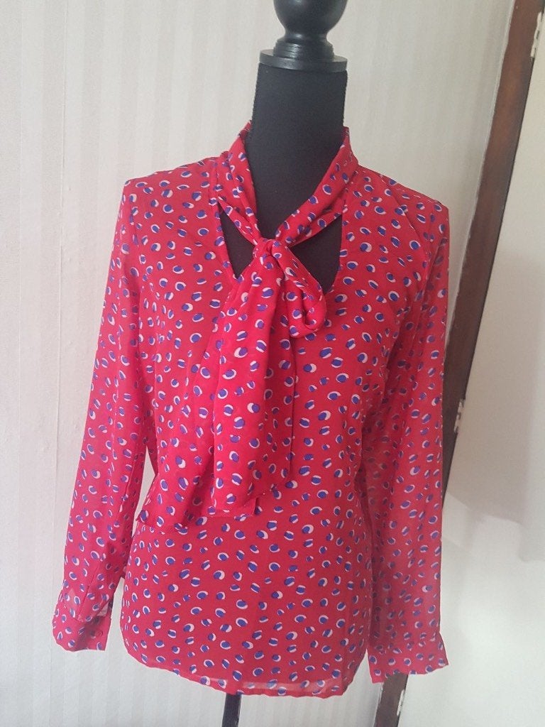 Mooie nette rood met blauwe blouse, sjaalkraag maat M 36 38, Verzenden, Maat 36 (S), Rood, Soho