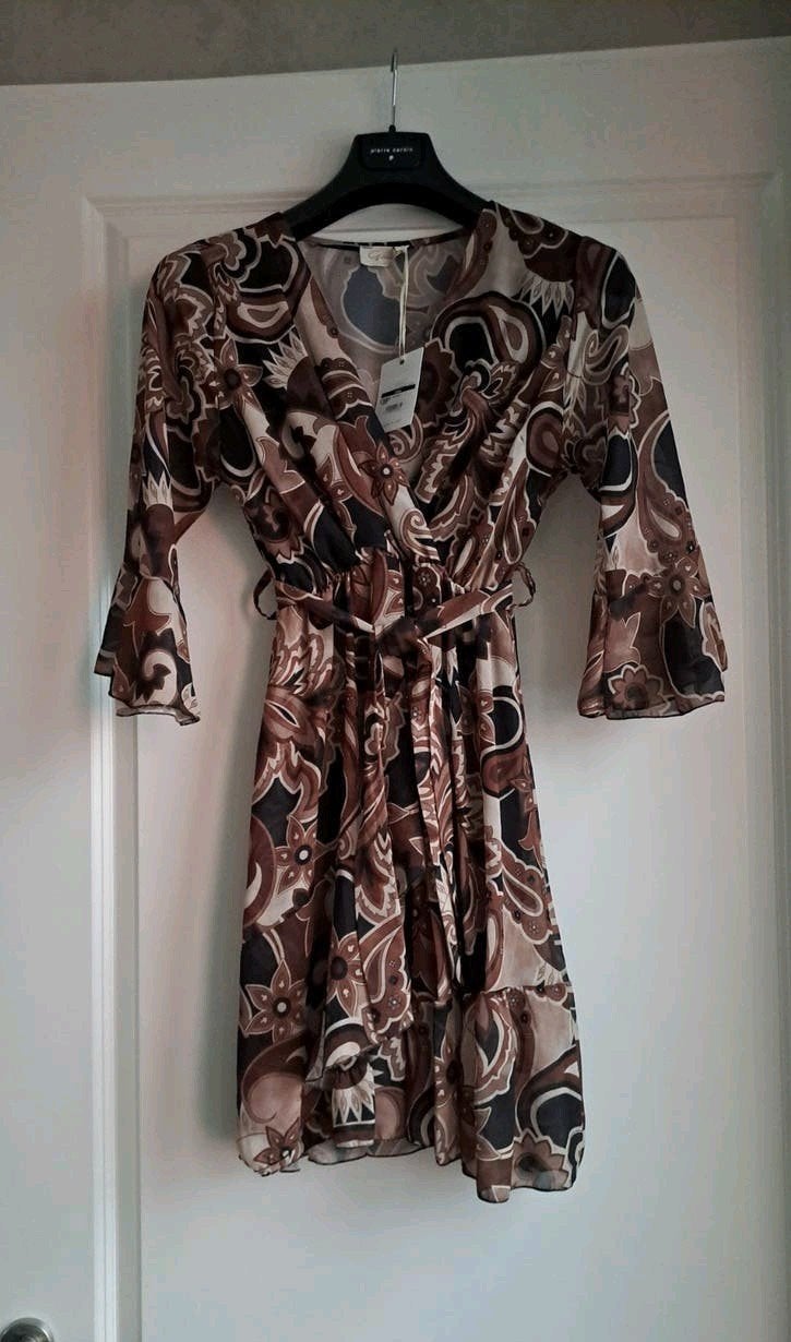 Nieuwe Glossy Paris jurk met trendy print - One Size, Maat 38/40 (M), Meerkleurig, Nieuw, Ophalen of Verzenden
